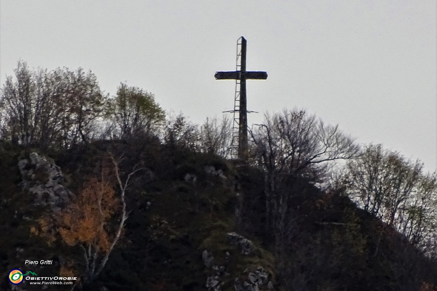47 Zoom sulla croce della Corna Camoscera .JPG